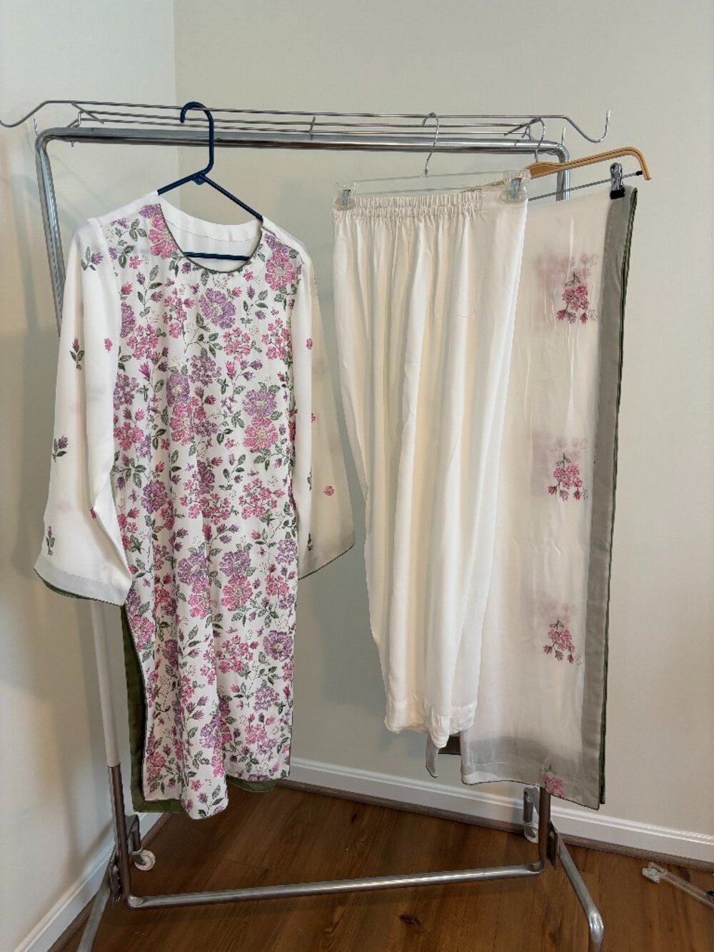 White Bareeze inspired embroidered Pakistani Grip fabric kameez/trousers 3pc